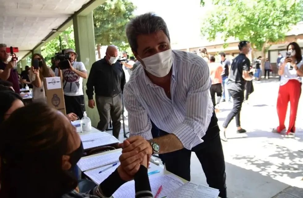 El gobernador sanjuanino asistió a votar a una escuela de la localidad de Pocito.