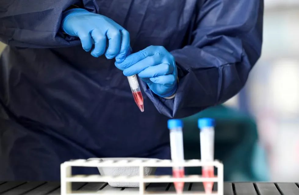 A member of medical staff takes coronavirus test samples during drive-thru coronavirus disease (COVID-19) testing, on a converted ice rink, in Alkmaar, Netherlands April 8, 2020.  REUTERS/Piroschka van de Wouw