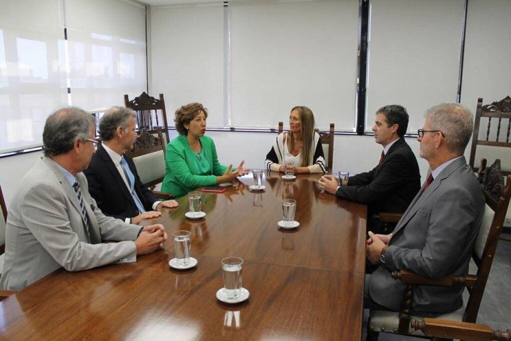 Arabela Carreras junto a miembros del Superior Tribunal de Justicia (web).