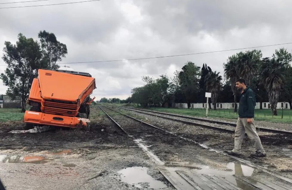 Camión destrozado por un tren en el acceso a San Lorenzo