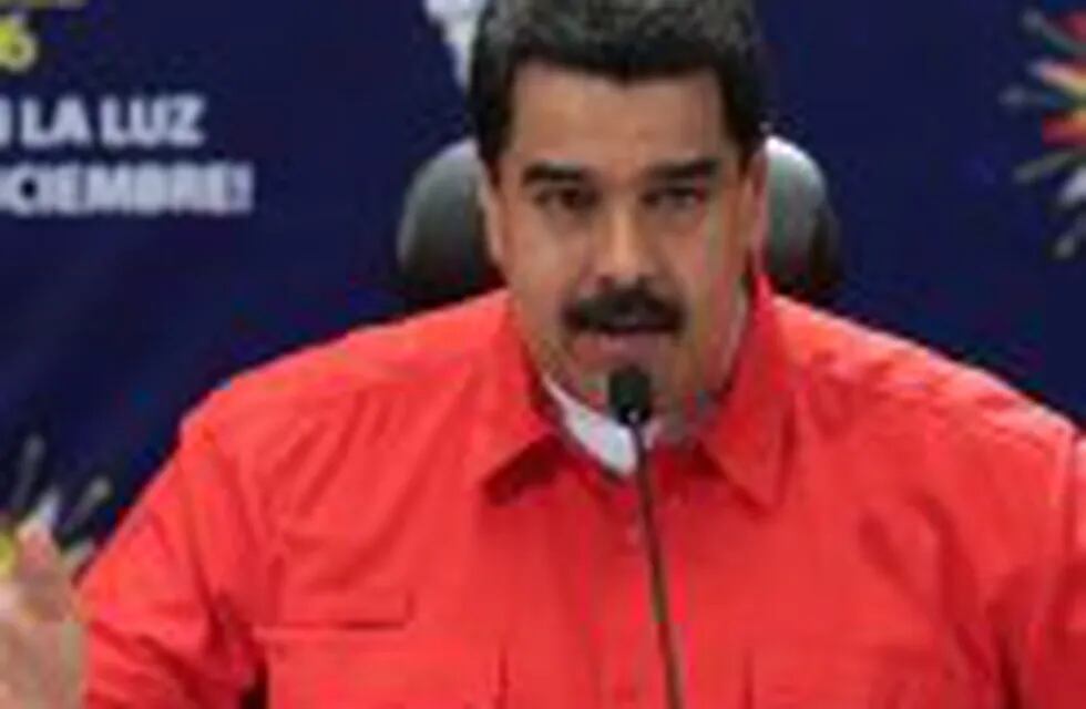 VEN001. Caracas (Venezuela), 11/12/2016.- A handout picture provided by the press office of the Miraflores presidential palace shows the President of Venezuela Nicolas Maduro speaking during an official event in Caracas, Venezuela, 11 December 2016. Venez