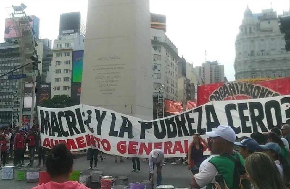 Organizaciones sociales marchan desde el Obelisco hasta Congreso. (Foto: Twitter)