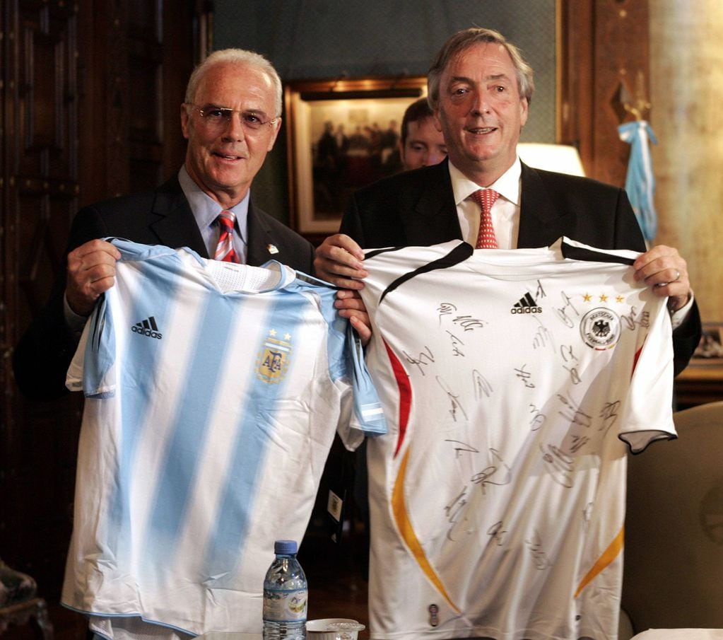 el presidente argentino Néstor Kirchner  y el alemán franz beckenbauer  presidente del comité organizador de la copa del mundo, intercambian camisetas de los seleccionados de futbol de sus pases