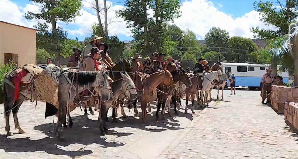 Jinetes de diferentes entidades gauchas jujeñas integran la Marcha Evocativa Patriótica a caballo "General Manuel Eduardo Arias".