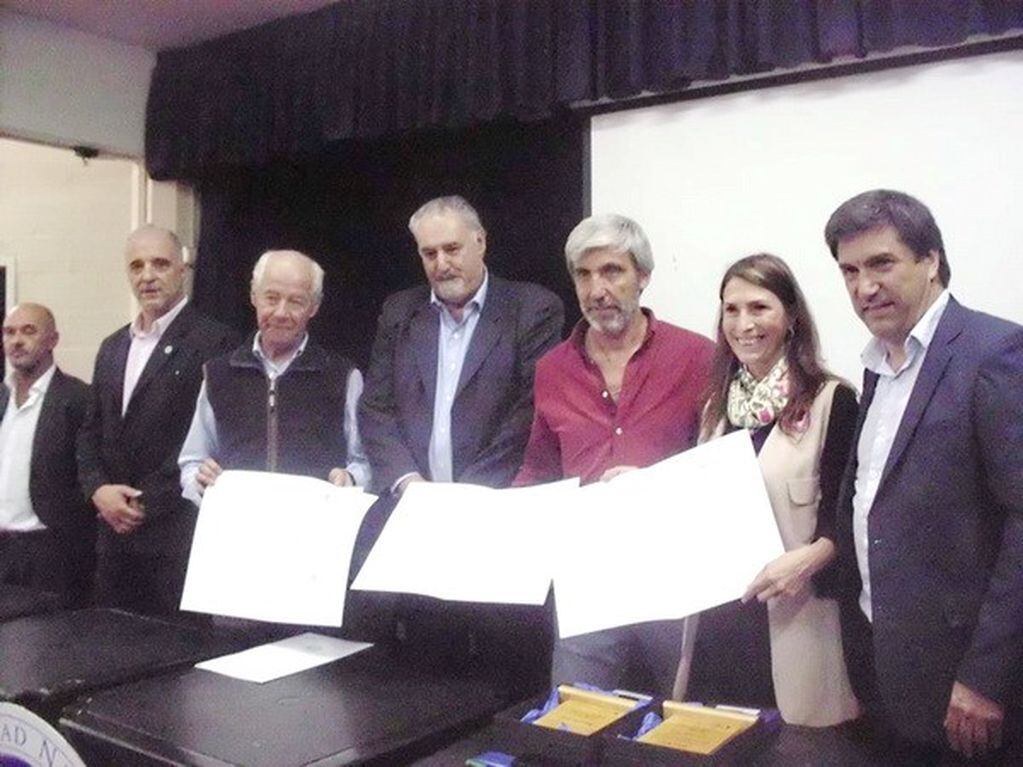 Reconocimiento a Julio Aro Y Geoffrey Cardozo en la Universidad Nacional de Mar del Plata