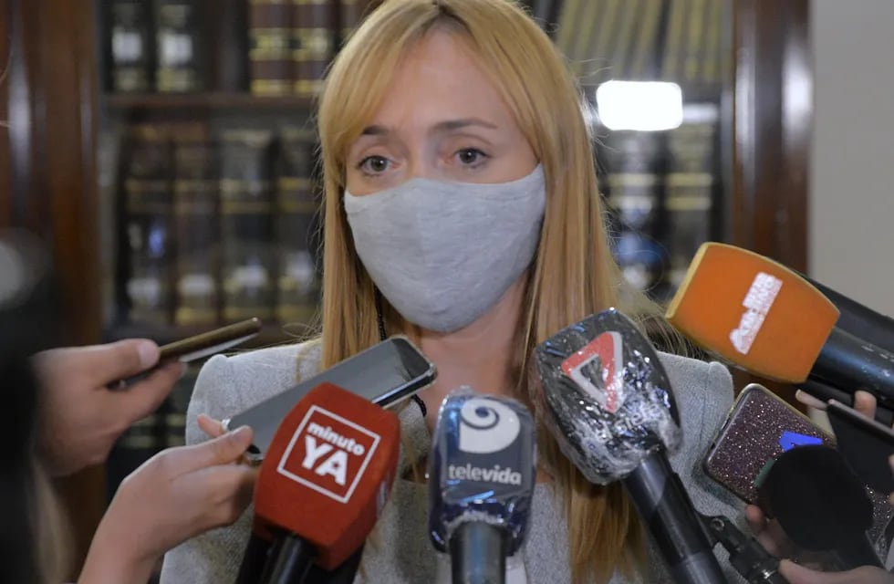 Conferencia de prensa de Anabel Fernández Sagasti luego de haber entregado un proyecto de ley al gobernador Suarez.