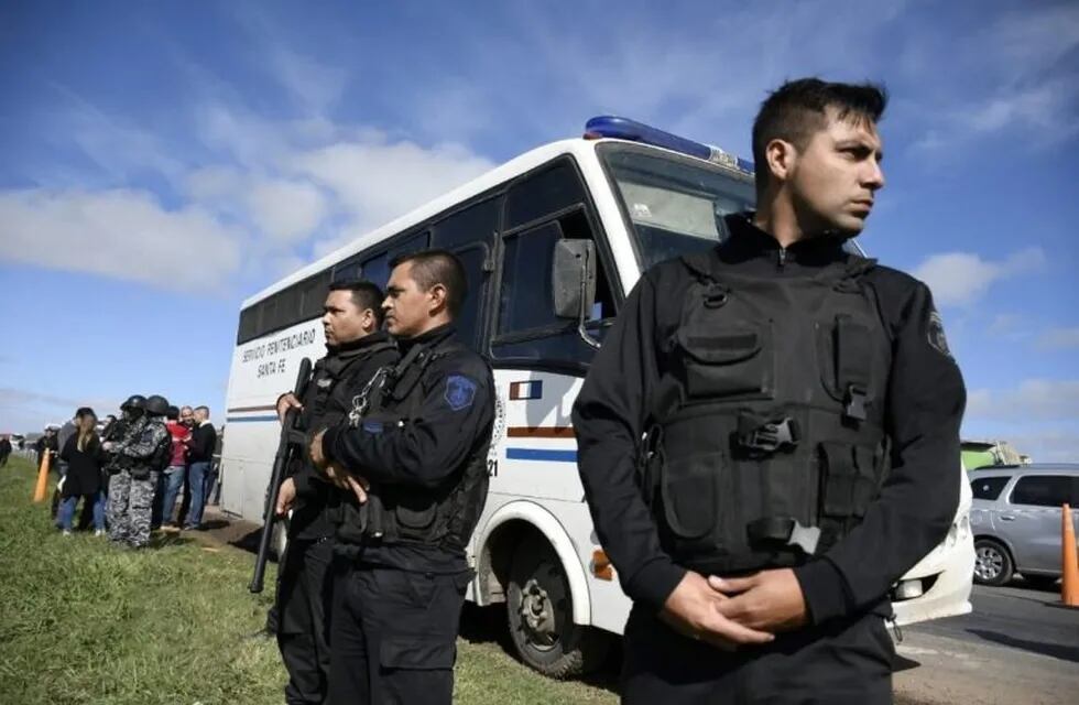 El ataque se produjo con dos autos en la autopista a Santa Fe, a la altura de Granadero Baigorria.(Fabian Chesa)