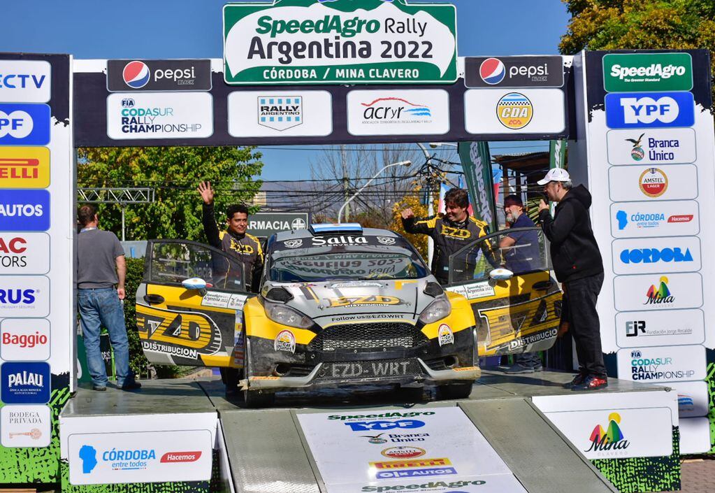 Alonso y Monasterolo. Los campeones europeos de Rally 2019 (ERC2), en la premiación del Rally de Argentina 2022.