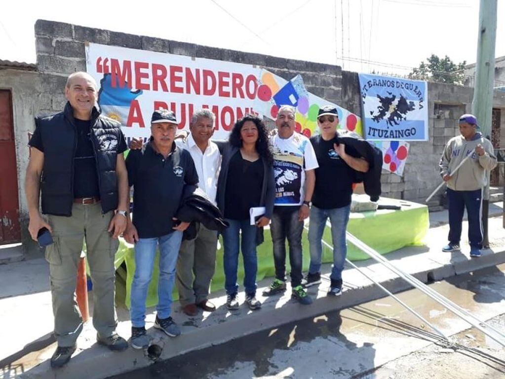 Excombatientes en el merendero A Pulmón