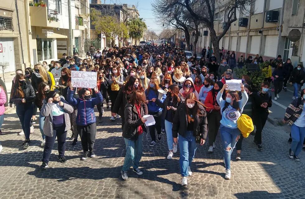 Marcha y movilización a la Fiscalía, en reclamo del esclarecimiento del abuso sexual en el Colegio San José