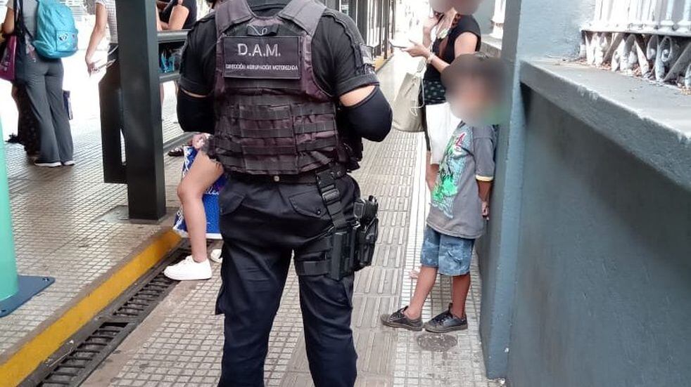 Olvidó a su hijo de 7 años en una parada de colectivos en Posadas.
