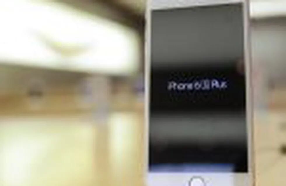 ARCHIVO - Un iPhone modelo 6S, fotografiado en una tienda de Apple el 25/09/2015. La compau00f1ía estadounidense reemplazaru00e1 de forma gratuita las baterías de algunos telu00e9fonos del modelo iPhone 6S que se apagan de forma inesperada. Foto: Axel Heimken/dparn(Vinculado al texto de dpa 