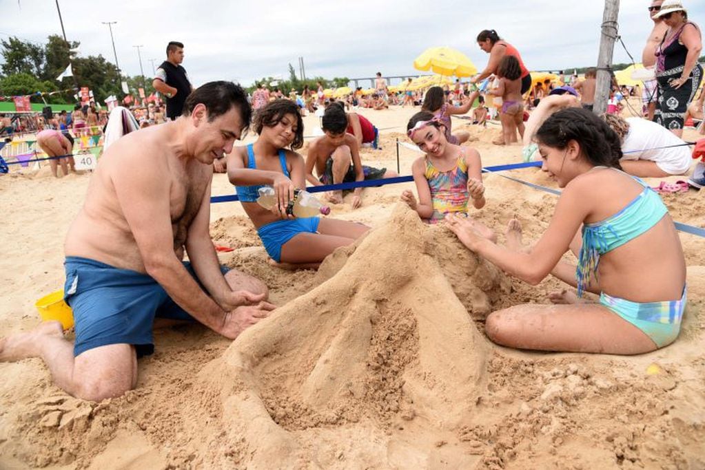 Participantes de ediciones anteriores del concurso de esculturas de arena.