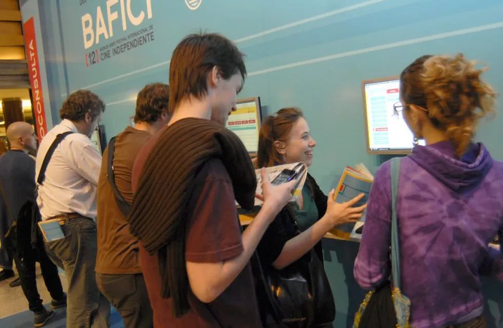 A FILE picture dated 13 April 2010 shows spectators buying tickets in the cinemas to attend BAFICI's showing. From Patricio Guzman to Santiago Segura, all have their place in BAFICI. April 04, 2011. Photo Andres Perez Moreno dpa buenos aires  festival de 
