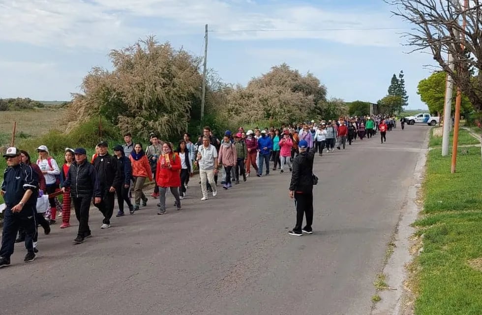 Cientos de peregrinos caminaron por fe, desde Punta Alta a Villa Arias