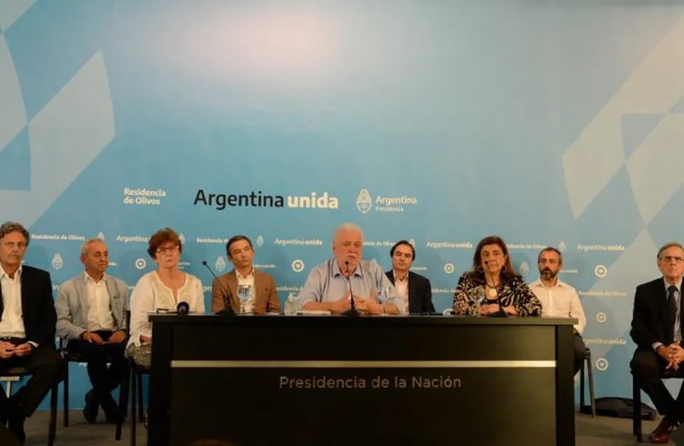 El Ministro de Salud, Ginés González García junto a especialistas en la conferencia de prensa en Olivos (Foto: Clarín)