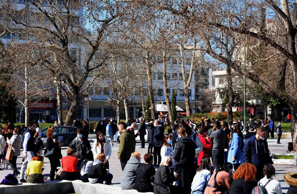 Habitantes de Larisa salen a las calles tras el terremoto que sacudió Grecia.