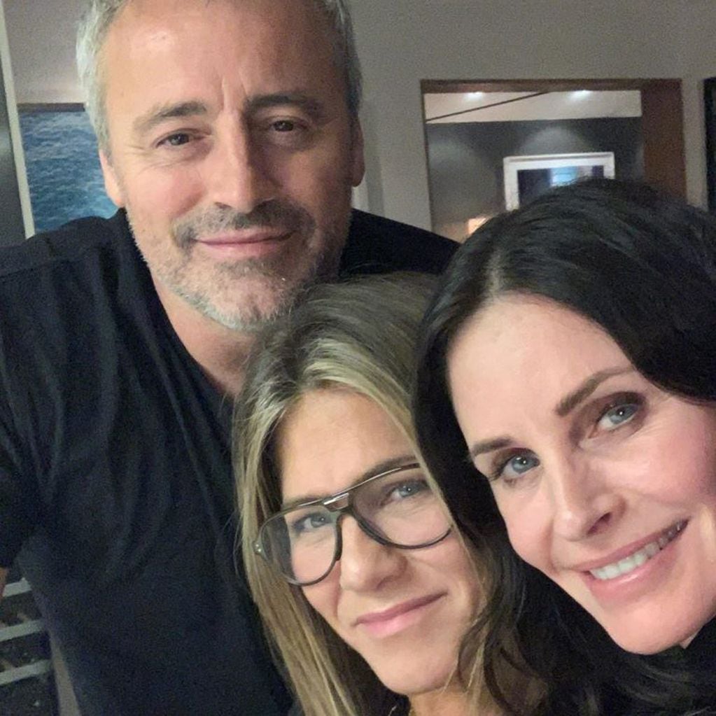En un encuentro anterior, Courteney Cox compartió una postal junto a Jennifer Aniston y Matt LeBlanc (Instagram/@courteneycoxofficial)