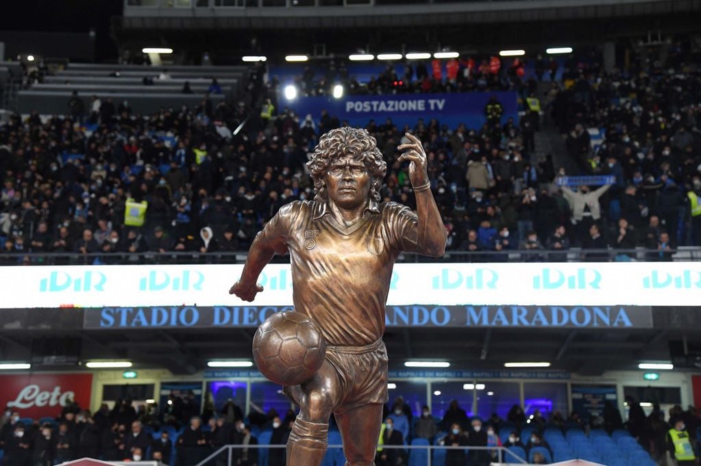Napoli inauguró una estatua de Maradona de 167 centímetros
