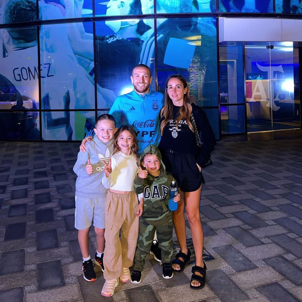 Papu Gómez junto a su esposa y sus tres hijos en Qatar.