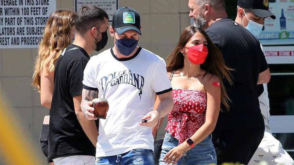 Lionel Messi y Antonela Roccuzzo en un centro de vacunación contra el coronavirus en Miami