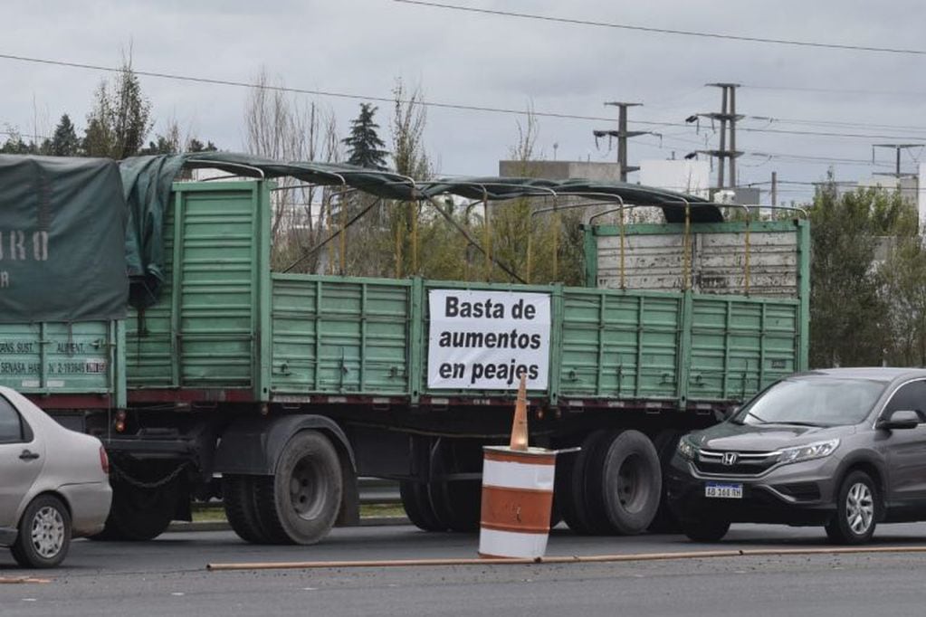 Protesta de transportistas en el acceso Sur de Córdoba.