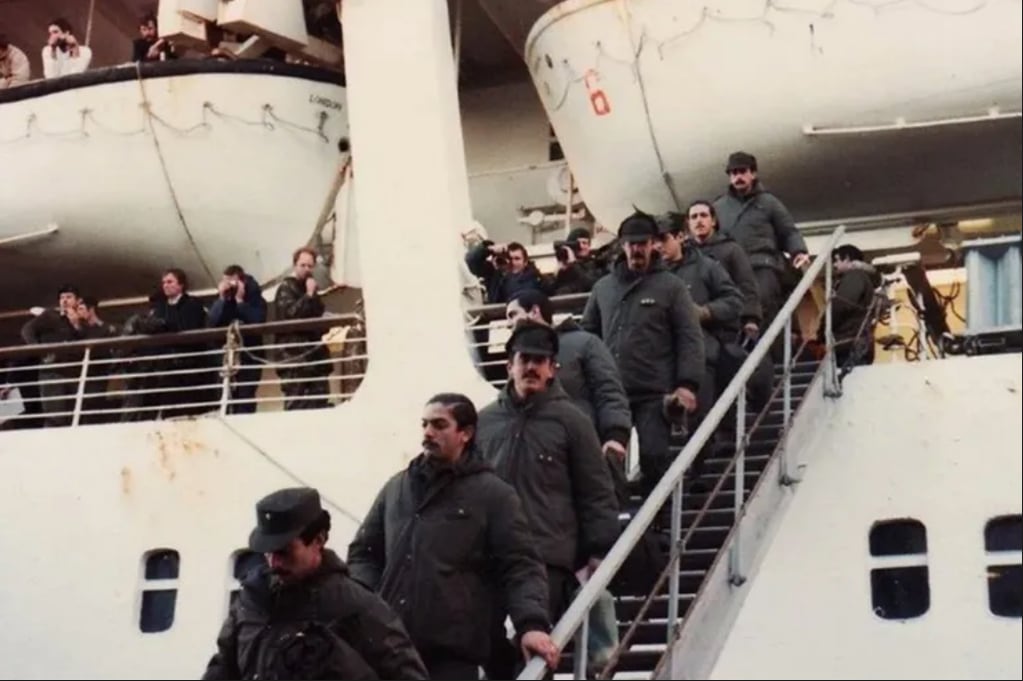 Prisioneros argentinos llegando de la Guerra de Malvinas a Puerto Madryn.
