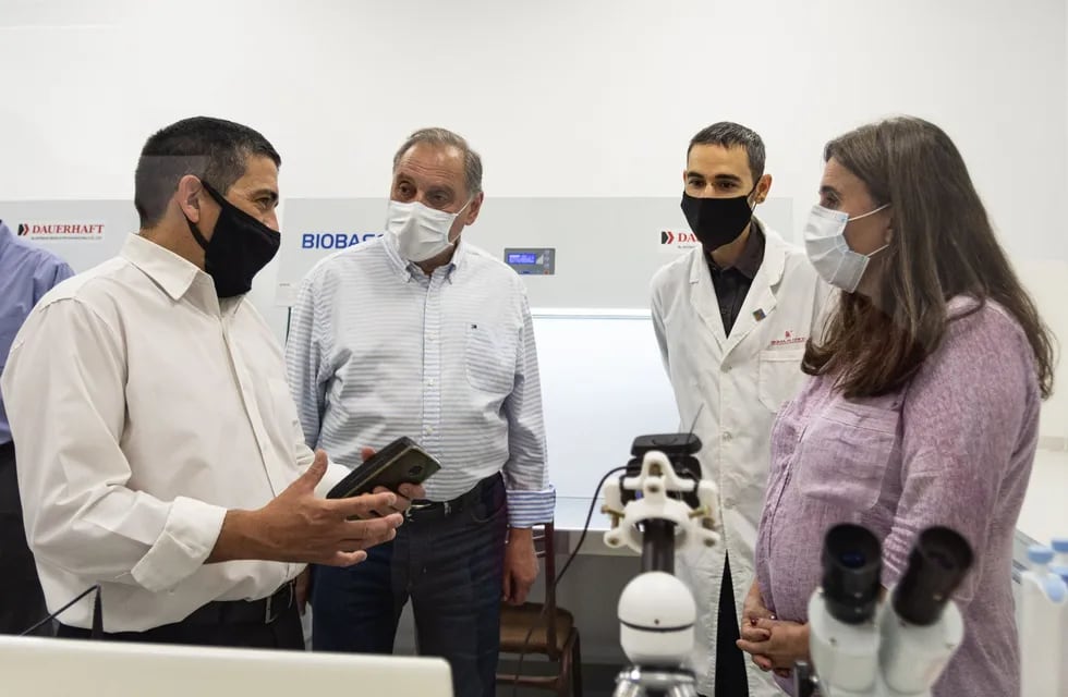 La ministra de Salud, Ana María Nadal y el intendente Walther Marcolini inauguraron el laboratorio para realizar los análisis de PCR.