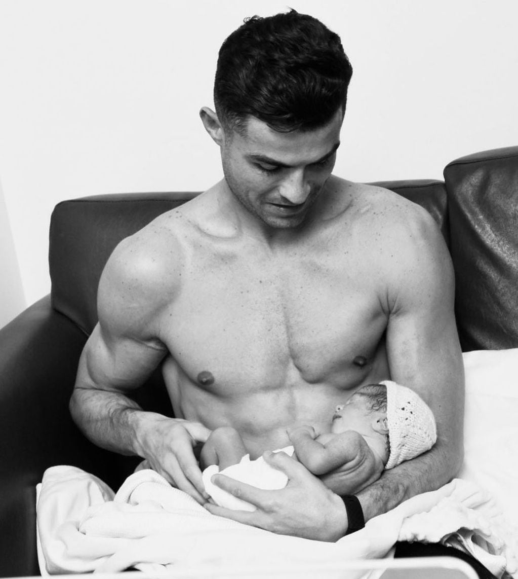 Cristiano Ronaldo publicó una foto junto a su bebé.