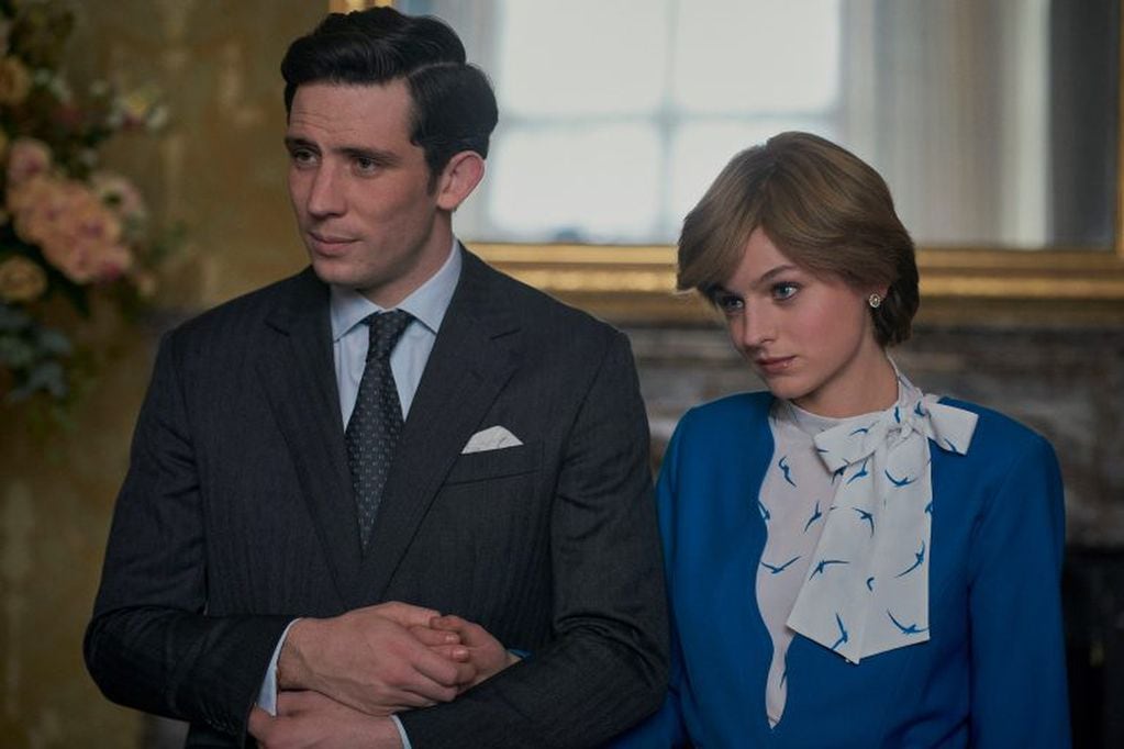 El anuncio de compromiso según la serie The Crown. El actor Josh O’connor como el Príncipe Carlos y Emma Corrin como Lady Di. (Netflix)