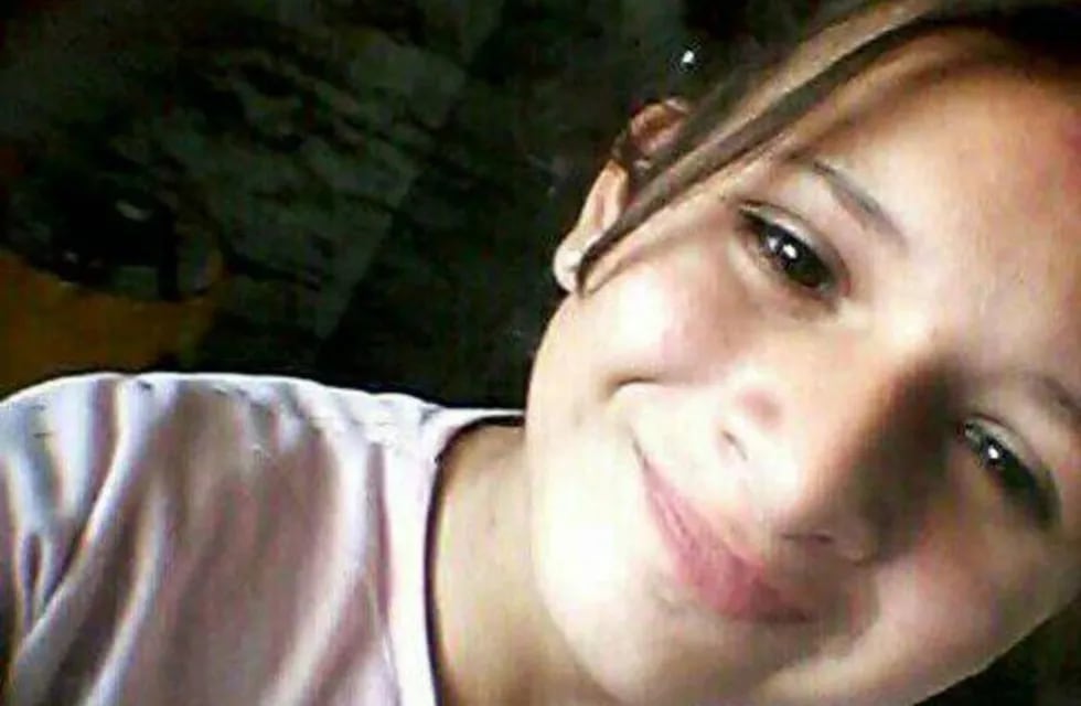 Angelina Cáceres de 13 años. Fue encontrada muerta con signos de ahorcamiento en un monte en la zona sur de resistencia.