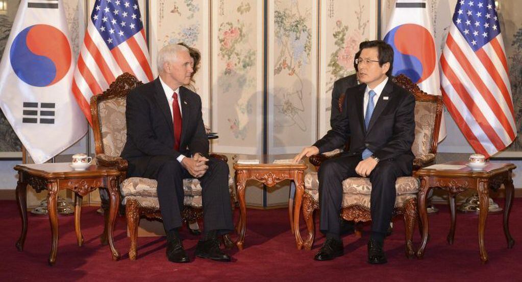 MI12 SEÚL (COREA DEL SUR) 17/04/2017.- El vicepresidente de los Estados Unidos, Mike Pence (i), y el presidente en funciones surcoreano, Hwang Kyo-ahn (d), se reúnen hoy, 17 de abril de 2017, en Seúl (Corea del Sur). Pence visitó hoy la zona desmilitarizada (DMZ) que separa a las dos Coreas en un momento de máxima tensión con la del Norte debido a sus repetidos ensayos armamentísticos. EFE/Acting President Prime Minister SÓLO USO EDITORIAL/PROHIBIDA SU VENTA