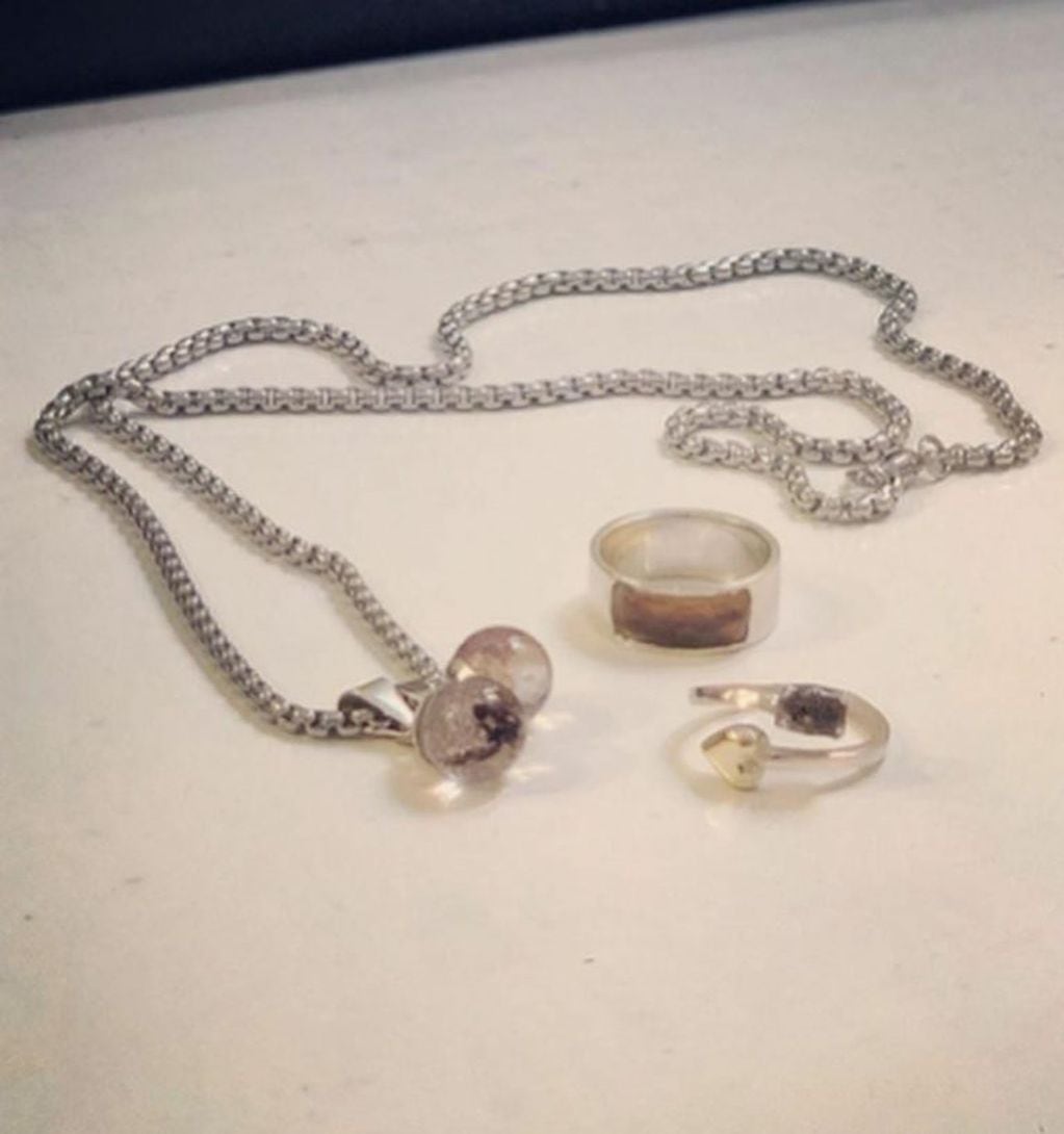 Las joyas de Agustina Kämpfer, fabricadas con material biológico de su hijo (Foto: Instagram/agustinakampfer)