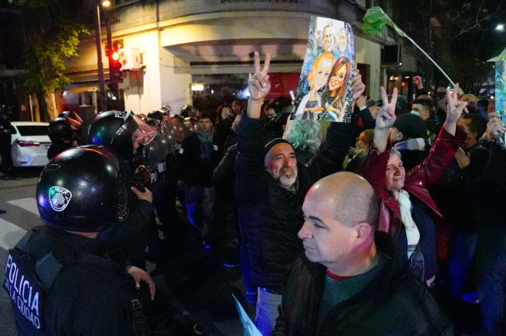 Manifestantes a favor y en contra de Cristina Kirchner protagonizaron incidentes frente a la casa de la vicepresidenta. Foto: Clarín.