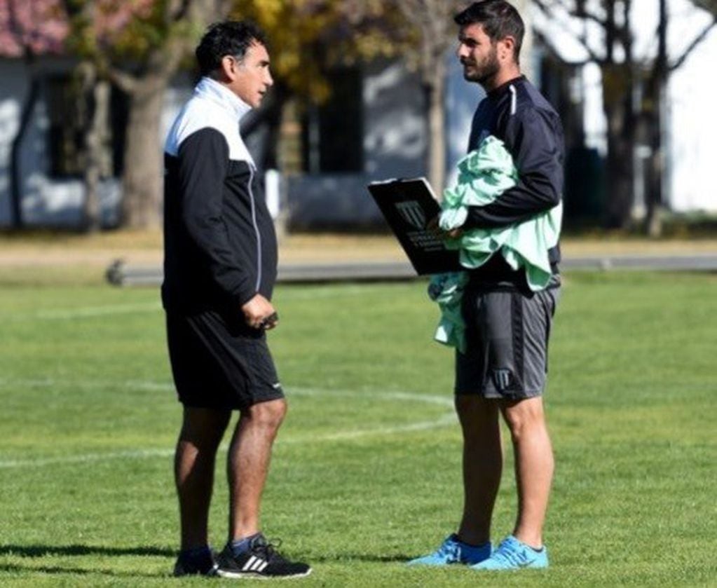 Los técnico Dario Alaniz y Martín Abaurre arman la estrategia para el domingo.