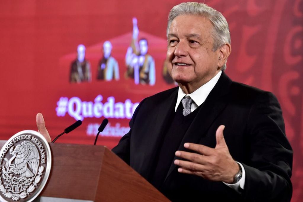Fotografía cedida por la Presidencia de México que muestra al presidente Andrés Manuel López Obrador, durante su conferencia de prensa matutina hoy, en el Palacio Nacional en Ciudad de México (México