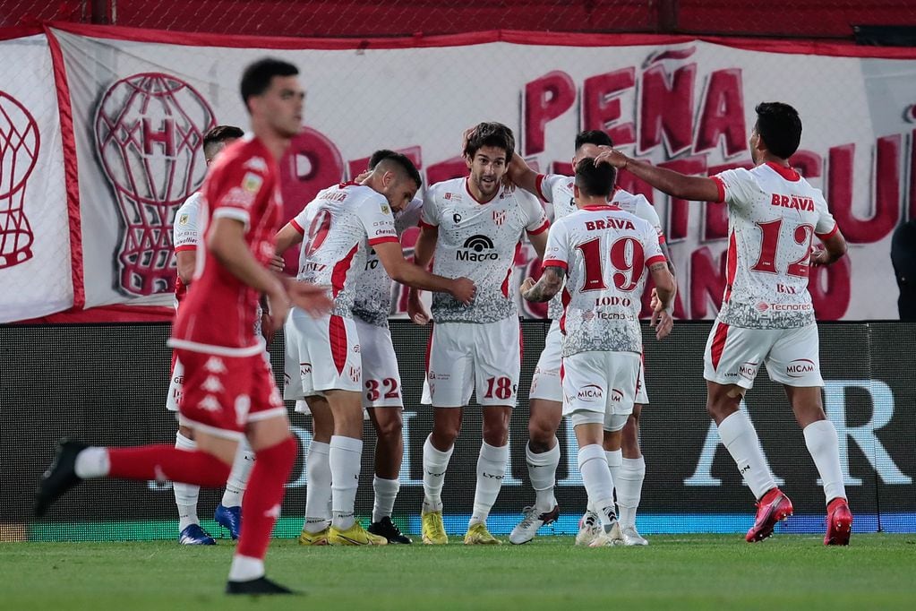 Lucas Albertengo celebra el gol de Instituto ante Huracán. (Fotobaires).
