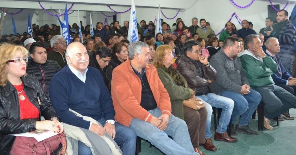 Dirigentes radicales y referentes del peronismo local compartieron el acto de Juntos por el Cambio en la sede de Primero Jujuy.