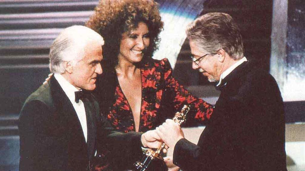 El Oscar. Norma Aleandro y Luis Puenzo lo reciben por “La historia oficial” (La Voz/Archivo).