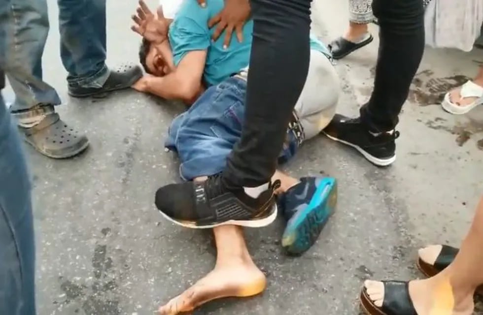 Vecinos y comerciantes de Empalme Graneros casi linchan a un presunto delincuente antes de entregarlo a la policía. (Captura de pantalla)