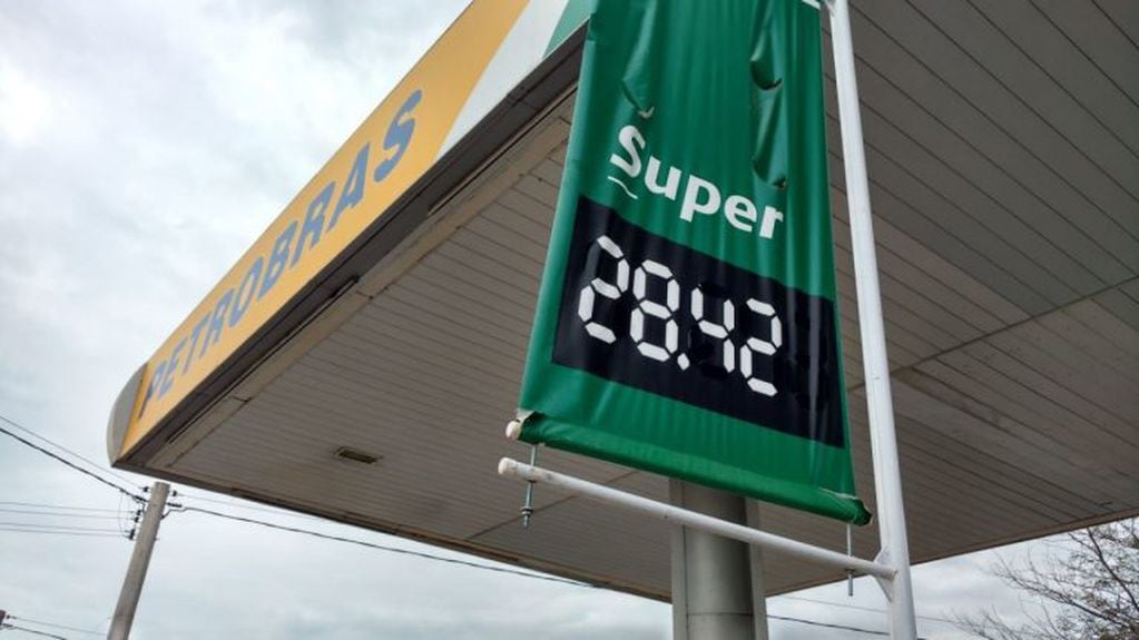 Petrobras decidió bajar el precio de sus combustibles Premium