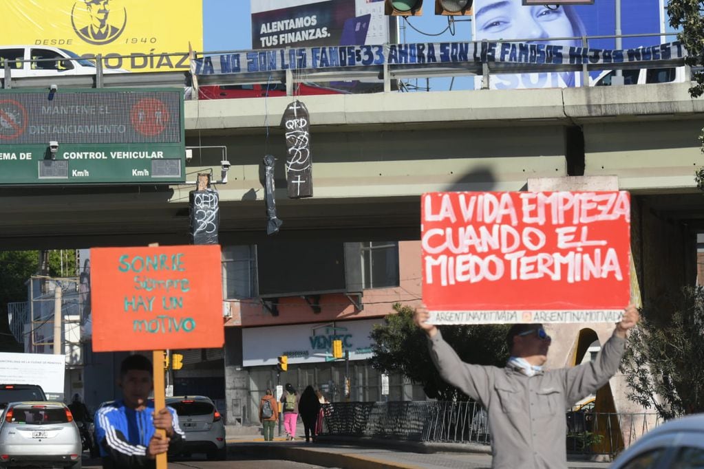 El contraste entre los mensajes positivos y las amenazas que aparecieron en el ingreso a Mendoza. / Ignacio Blanco
