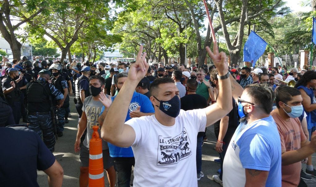Además de los manifestantes, concurrieron integrantes de organizaciones sociales y agrupaciones sindicales en apoyo al Gobierno. Foto: Clarín