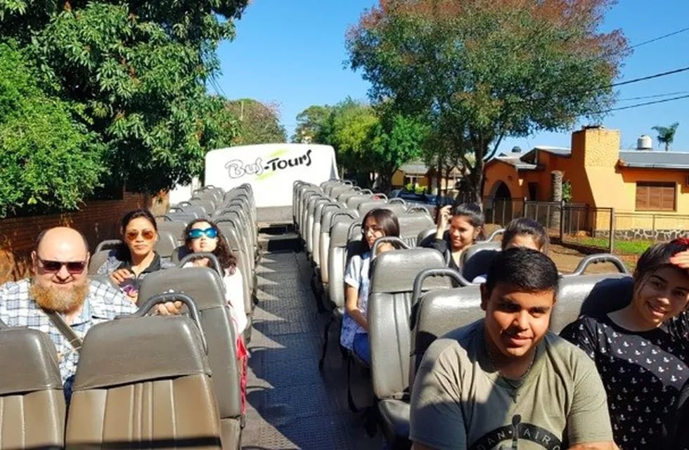 Eldorado: el grupo de aprendizaje de inglés turístico en una práctica recorriendo la ciudad. (Municipalidad de Eldorado(