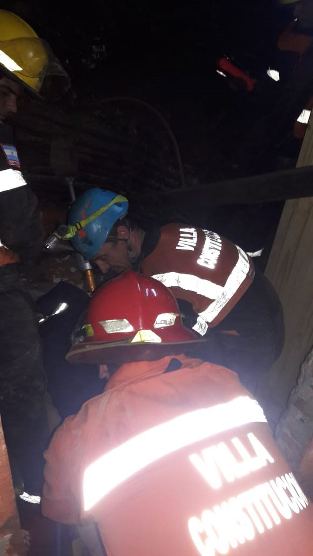 Operativo de rescate por el derrumbe de una casa en Villa Constitución. (@minsegsf)
