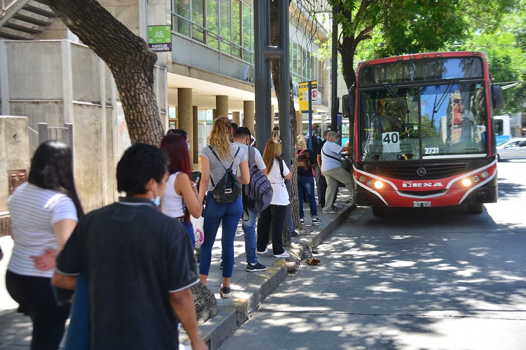 Cordoba el 14 de February de 2022 colectivo transporte publico urbano colectivos pasajeros parada  Foto: Pedro Castillo