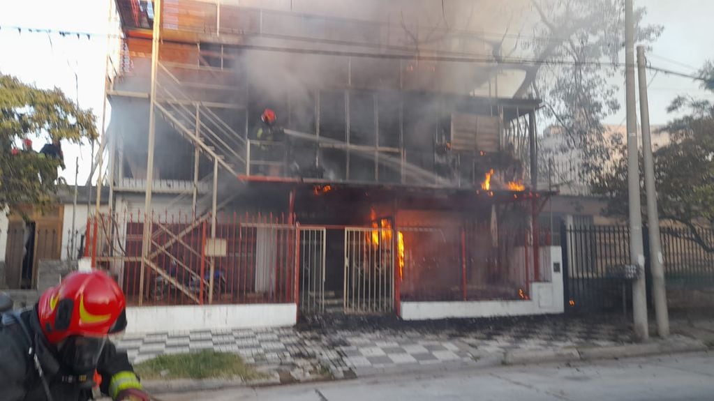 Fuego. 15 personas debieron ser evacuadas tras el incendio de un complejo de departamentos en barrio Maipú 2