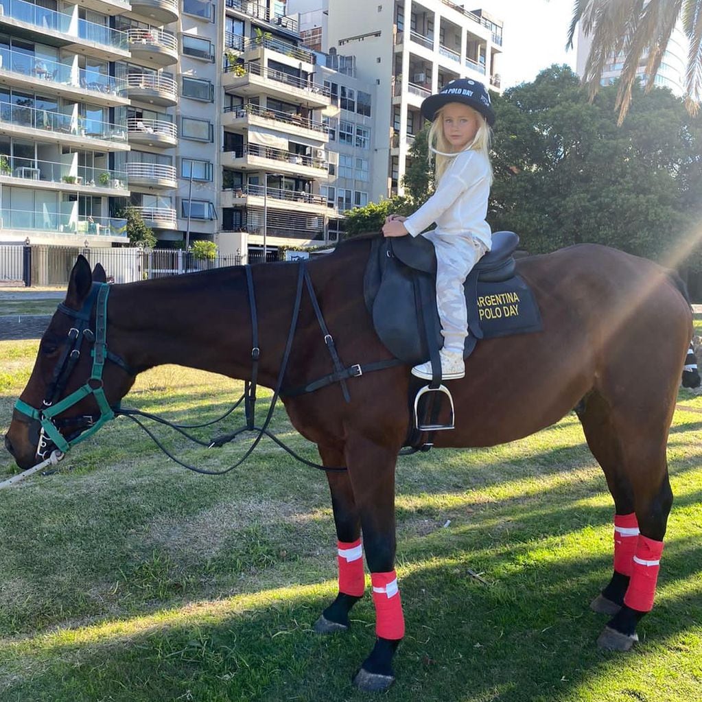Matilda, la hija de Luciana Salazar, debutó en su primera práctica de polo