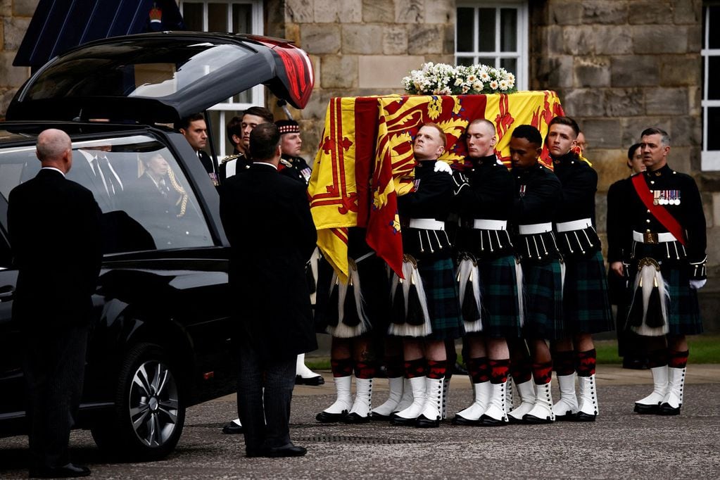 Los guardias cargan el féretro de la reina Isabel II en Edimburgo, Escocia 