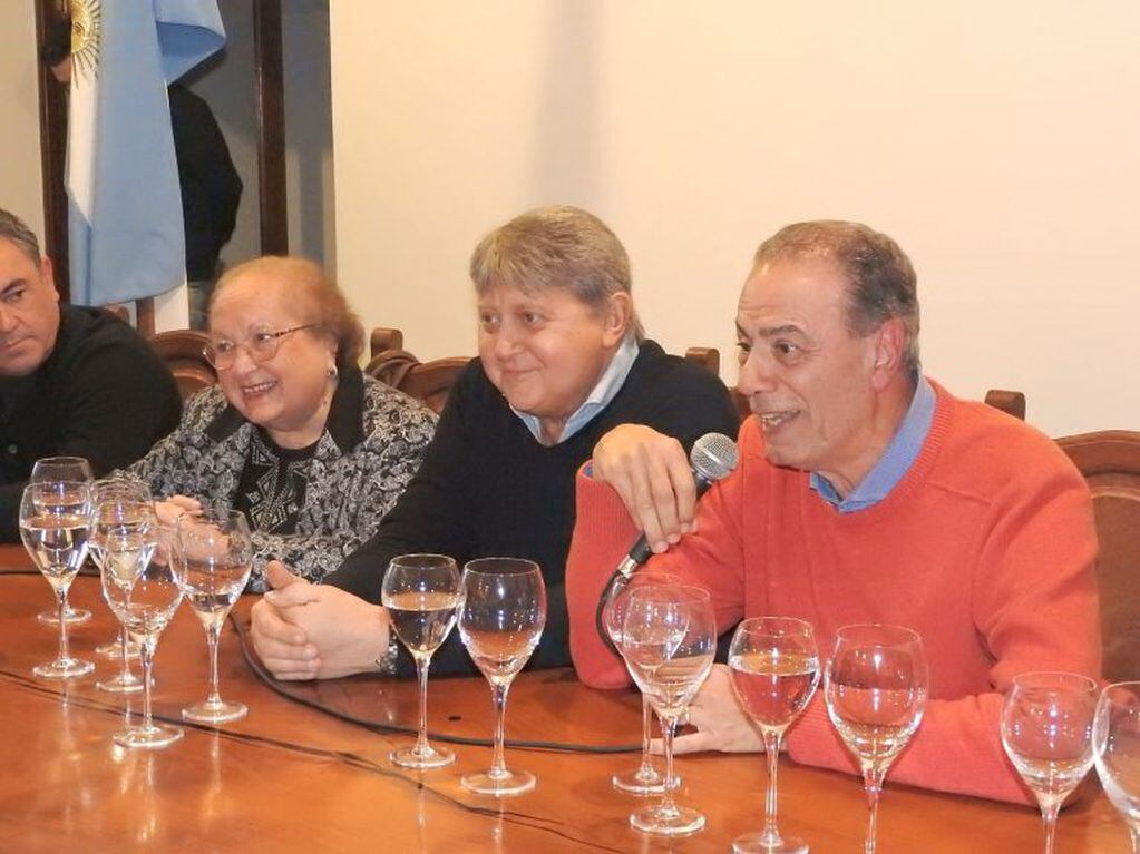 Oscar Santarelli, acompañado por Noemi Magalhaes y  Carlos Alesandri